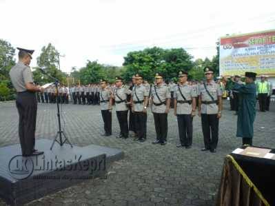 Keterangan Foto: Kapolres Tanjungpinang AKBP Joko Bintoro saat memimpin Serah Terima Jabatan (Sertijab) Terhadap Tiga Perwira Menengah (Pamen) di Polres Tanjungpinang, Sabtu (19/11).