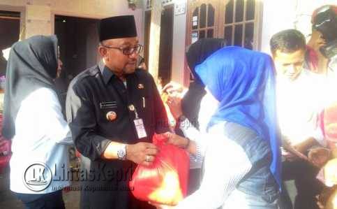 Walikota Tanjungpinang Lis Darmansyah di acara pembagian bantuan paket gula dan beras serta Kartu Indonesia Sehat (KIS) di Kampung Kolam, Kamis (3/11).