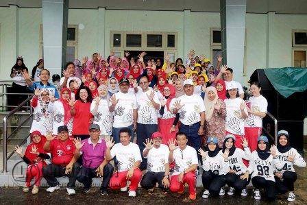 Walikota Tanjungpinang Lis Darmansyah saat berfoto bersama pihak RSUD Tanjungpinang.