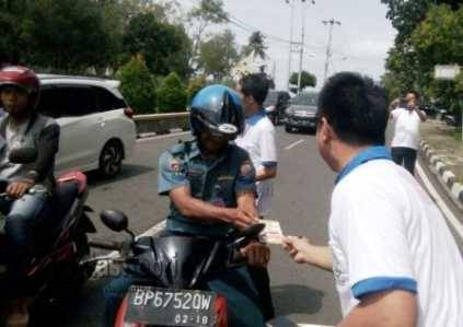 Hari Anti Korupsi Sedunia yang jatuh setiap tanggal 09 Desember, Kejaksaan Negeri (Kejari) Tanjungpinang membagi-bagikan sticker anti korupsi kepada warga dan sejumlah pengendara roda dua maupun empat di lampu merah Jalan Basuki Rahmat, Jumat (9/12). 