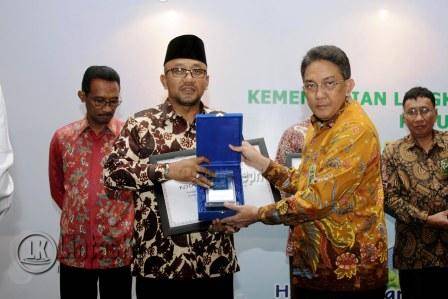 Walikota Tanjungpinang Lis Darmansyah saat menerima penghargaan Kota Langit Biru.